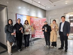 教职工们预备了满载祝愿的暖心贺卡以及